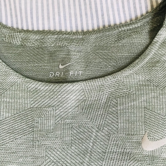 new [without tags] Nike Dry Fit workout shirt - Picture 3 of 3